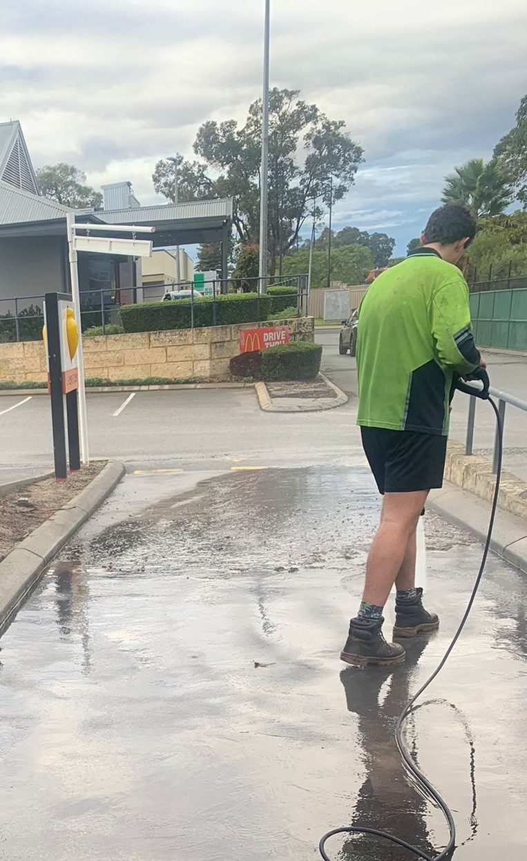 Cadin cleaner pressure-cleaning a drive-thru